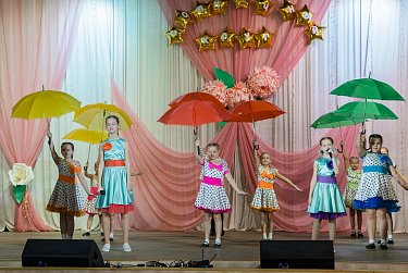 Солнечные дети поют и танцуют